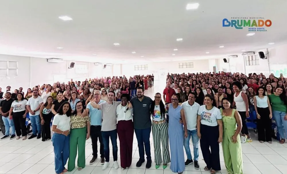 Prefeitura de Brumado realiza reunião com oficineiros e monitores das escolas em tempo integral