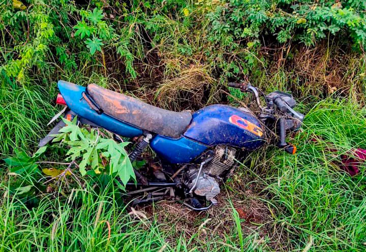 Polícia Militar recupera motocicleta roubada abandonada em matagal em Brumado