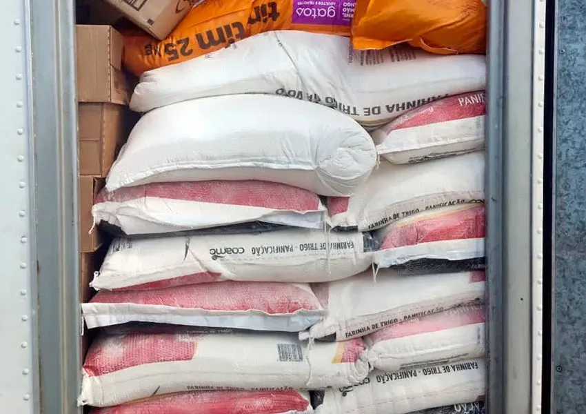 Carga com alimentos e bebidas sem nota é apreendida em Tanhaçu