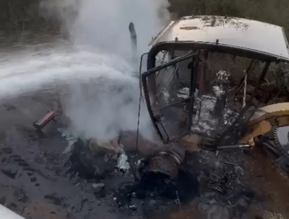 Vídeo: Motoniveladora pega fogo durante serviços de patrolamento na comunidade da Extrema, em Brumado