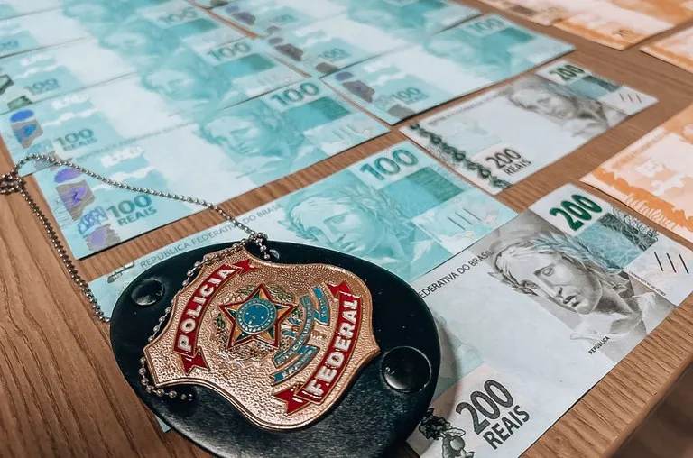 PF intercepta encomenda com notas falsas e prende dois homens em Feira de Santana