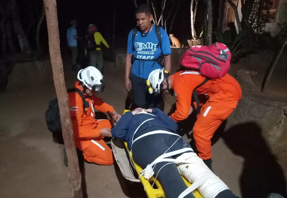 Mulher é resgatada por bombeiros após escorregar e sofrer trauma em trilha