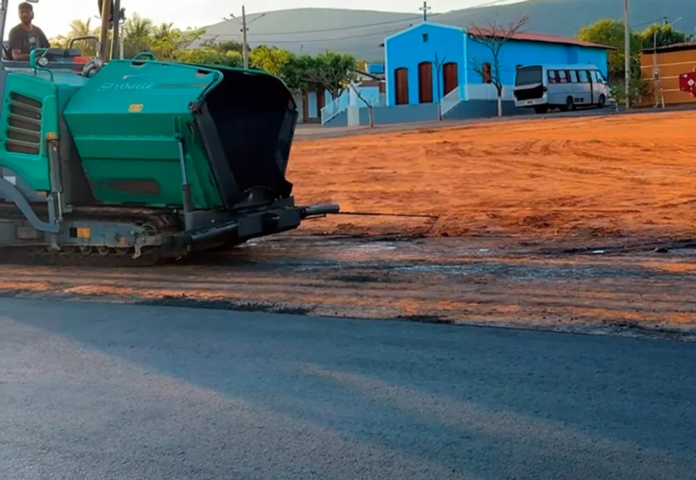 Prefeitura de Brumado realiza pavimentação asfáltica no bairro Esconso