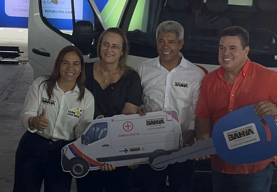 Deputado Marquinho Viana entrega ambulância ao município Livramento de Nossa Senhora