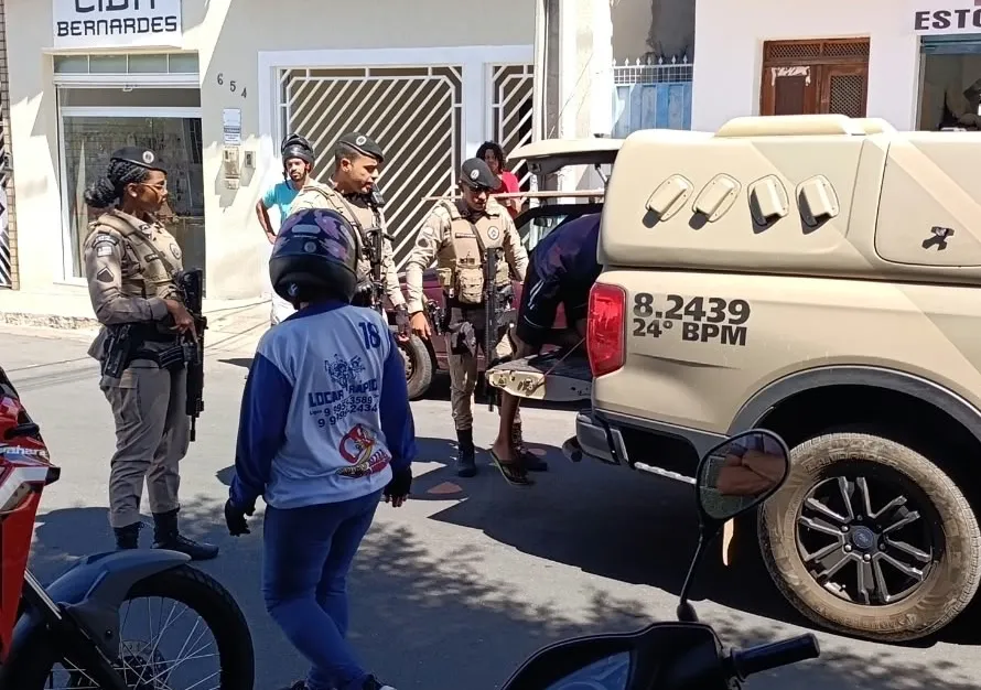 Polícia Militar é acionada após suspeito de roubo ser contido por moradores no bairro das Flores, em Brumado