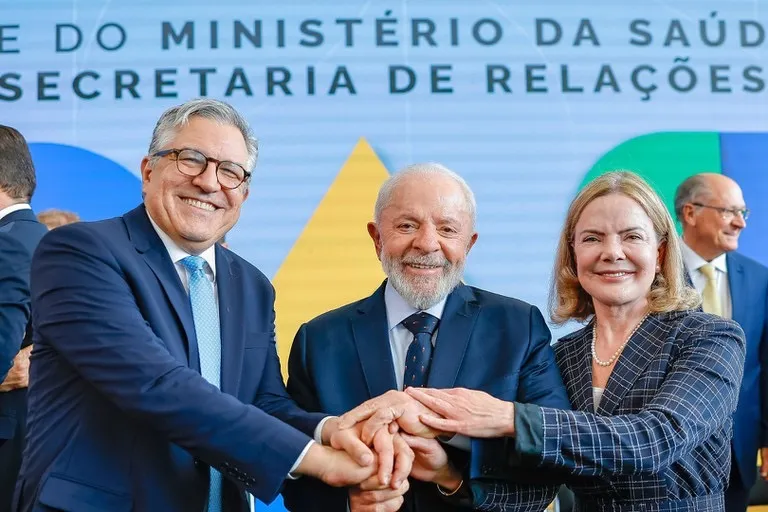 Lula assina termos de posse dos novos ministros da Sau?de e da Secretaria de Relac?o?es Institucionais