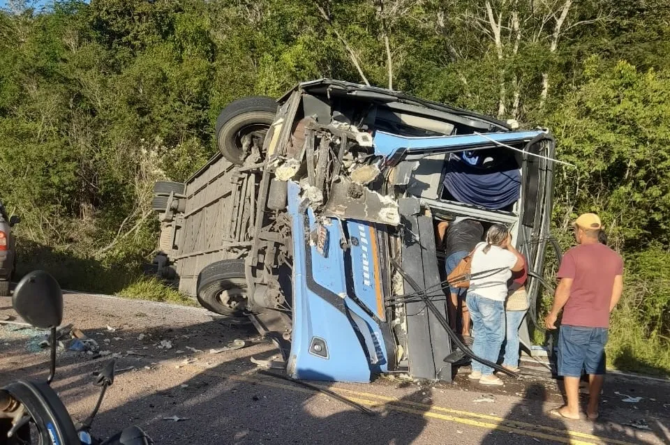 Grave acidente envolvendo ônibus e caminhão é registrado na BA-142 no trecho entre Barra da Estiva e Ituaçu
