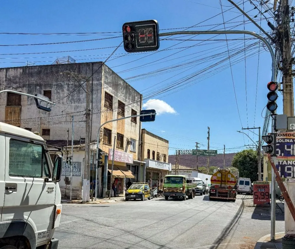 Prefeitura de Brumado instala novo semáforo na Rua Exupério Pinheiro Canguçu
