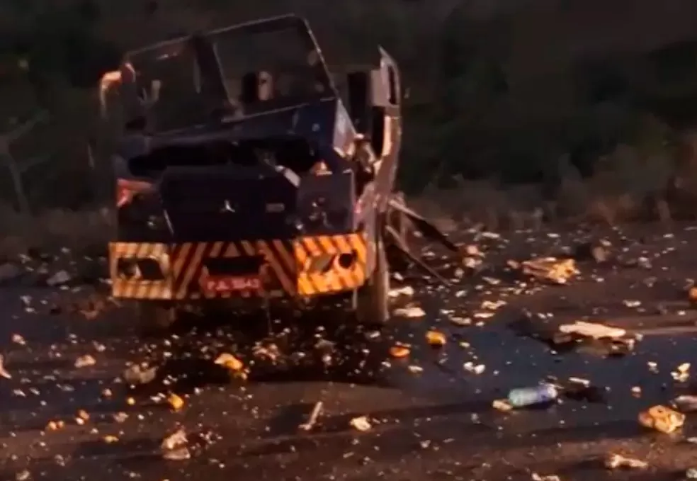 Carro-forte é destruído em explosão durante tentativa de roubo na BR-101, Bahia