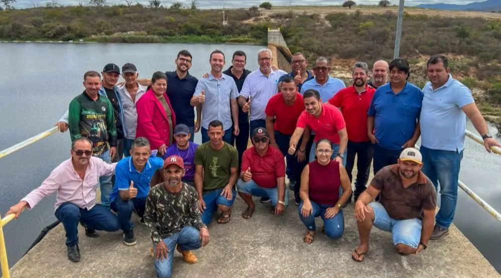 Prefeito Fabrício Abrantes acompanha abertura de descarga ecológica da Barragem de Cristalândia ao lado de lideranças e técnicos da Embasa