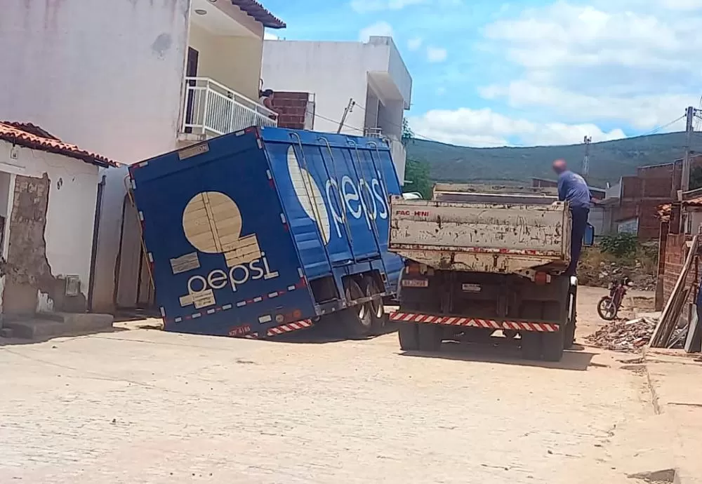 Caminhão de Bebidas afunda após galeria de esgoto ceder em Brumado