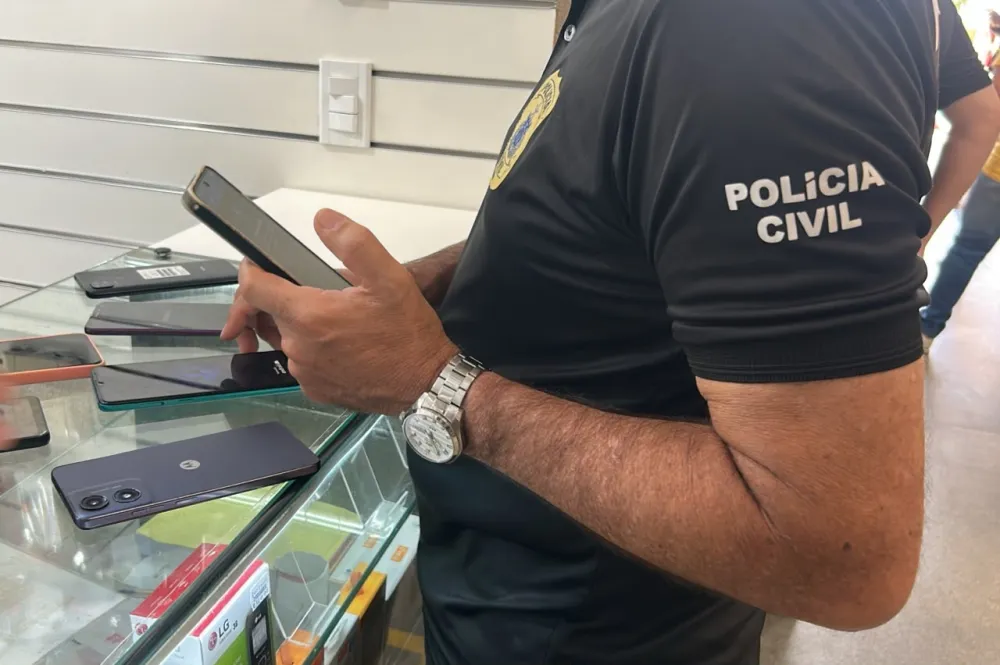 Polícia Civil fiscaliza estabelecimentos de venda e conserto de celulares em Vitória da Conquista