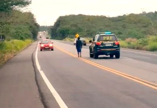 PRF socorre pedestre desorientado na BR 101