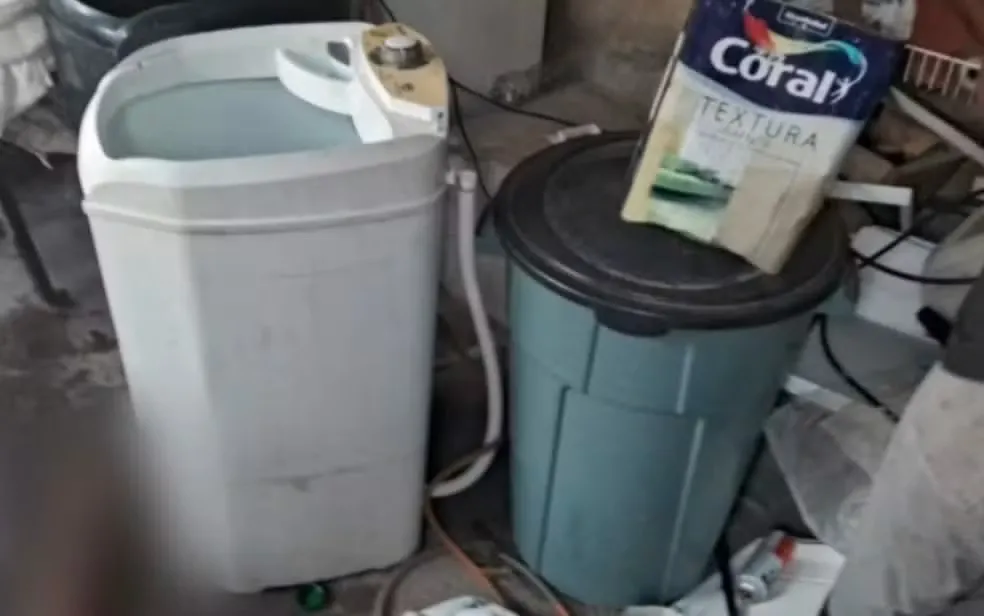 Mulher morre eletrocutada ao retirar roupas de máquina de lavar
