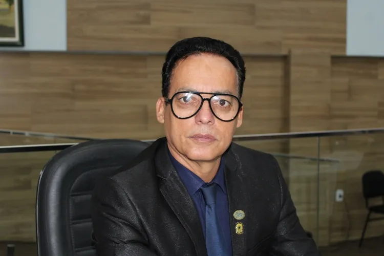 Santinho apresenta projeto para incluir leitura da Bíblia como recurso paradidático nas escolas