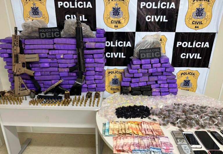 Operação na Valéria apreende fuzis e centenas de porções de drogas