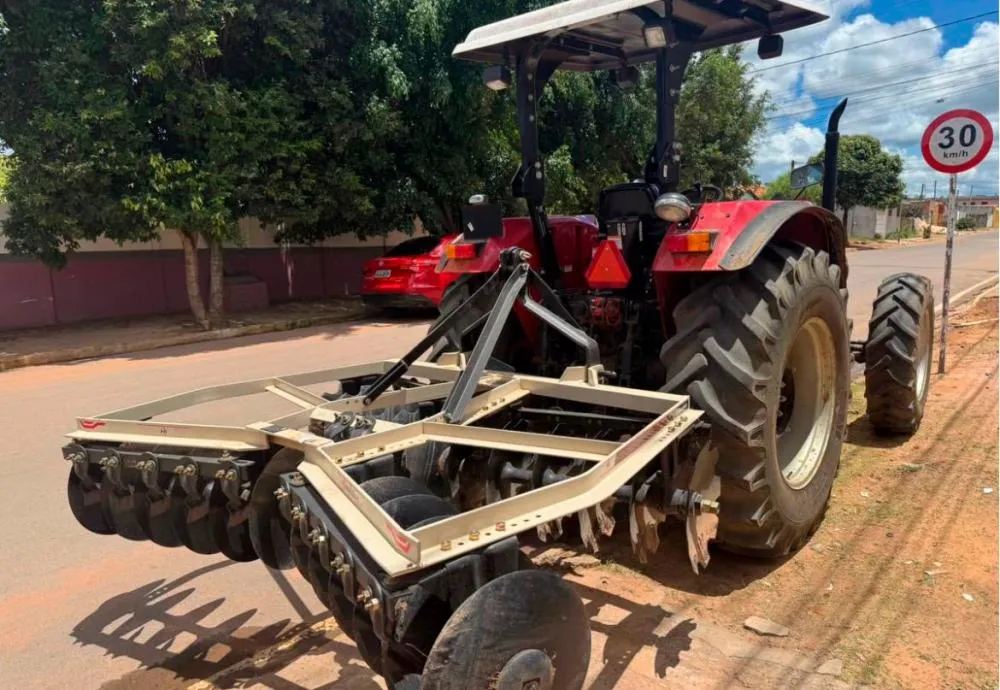 Marquinho Viana viabiliza entrega de trator com implementos para associação rural em Boninal