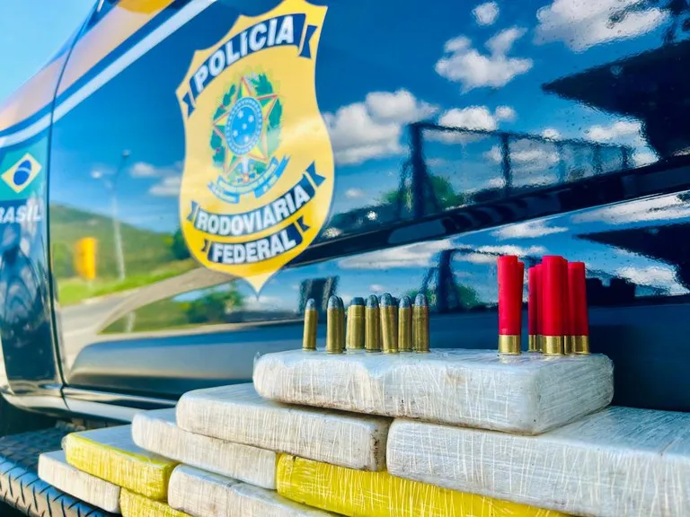 PRF apreende 15 kg de cocaína e munições na BR-116, em Jequié