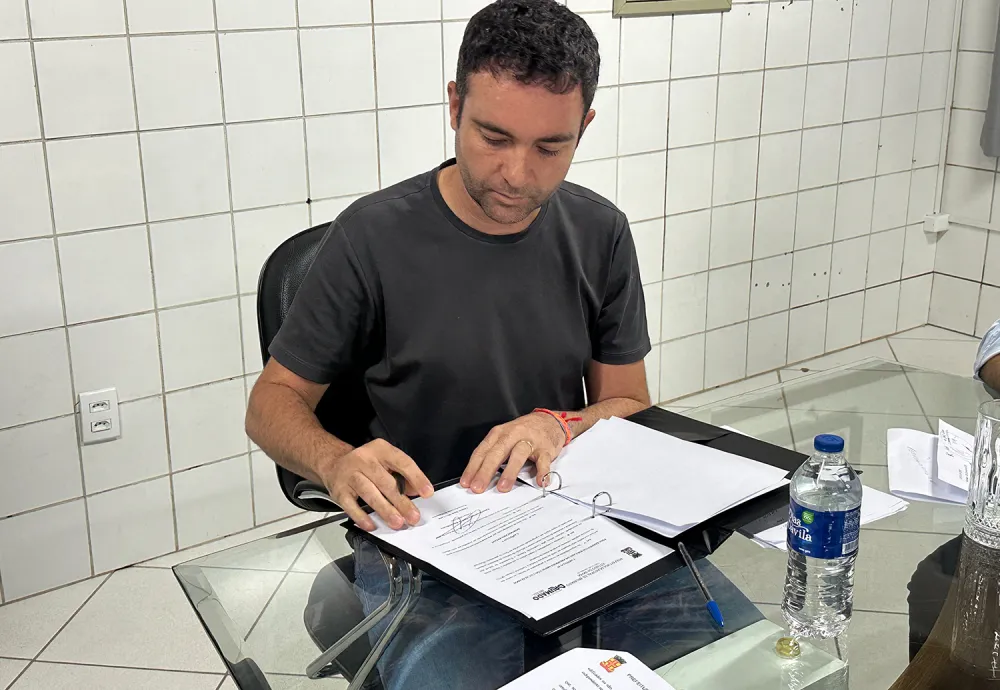 Fabrício Abrantes publica decreto para reduzir gastos com pessoal na Prefeitura de Brumado
