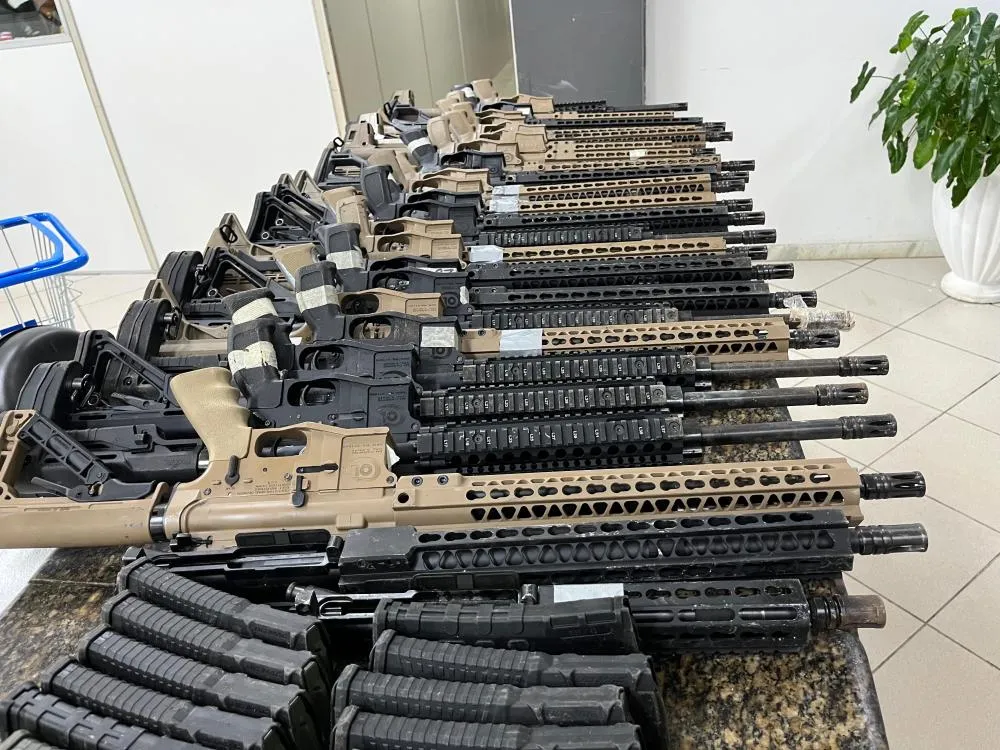 Caseiro é preso com 22 fuzis em sítio em Vila de Abrantes