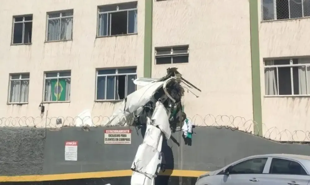 Avião de bimotor cai e bate em prédio em Belo Horizonte