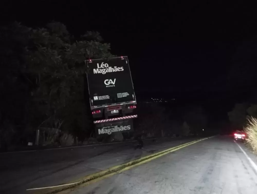 Carreta com equipamentos do cantor Léo Magalhães sofre acidente na Serra ente Livramento e Rio de Contas