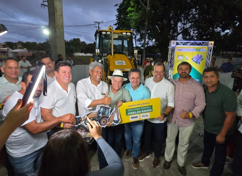 Deputado Marquinho Viana acompanha entrega de retroescavadeira ao município de Iramaia