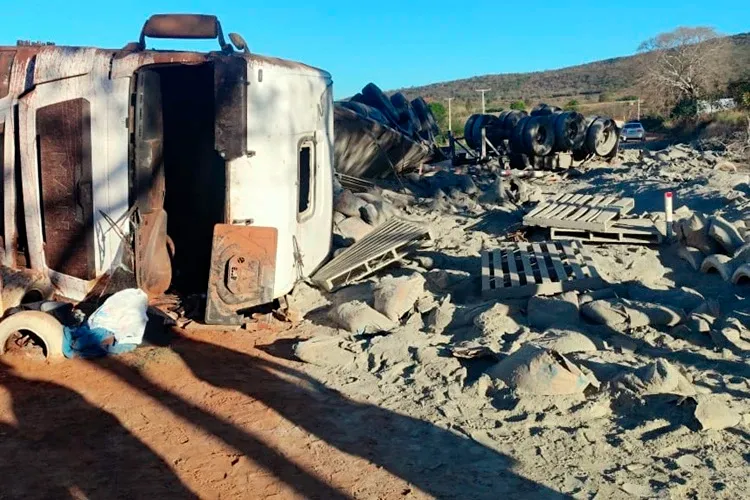 Carreta tomba na BR-030 e motorista é socorrido com ferimentos leves