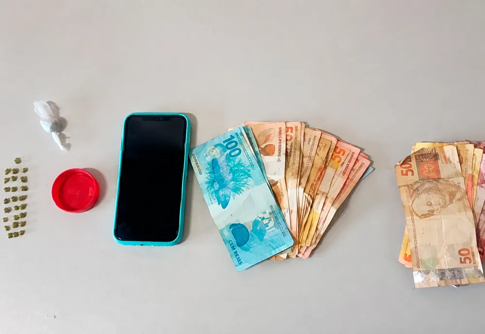 Polícia Militar apreende drogas e R$ 775 após abordagem a dois homens em Guanambi