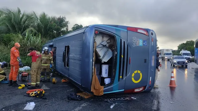Ônibus tomba na BR-324 e provoca morte e feridos na região metropolitana de Salvador