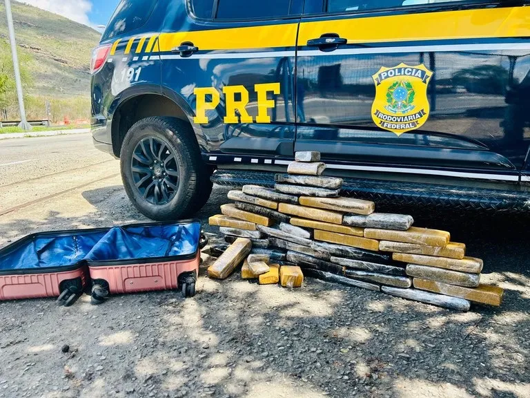 PRF apreende 33 kg de maconha em ônibus interestadual na BR-116, em Jequié