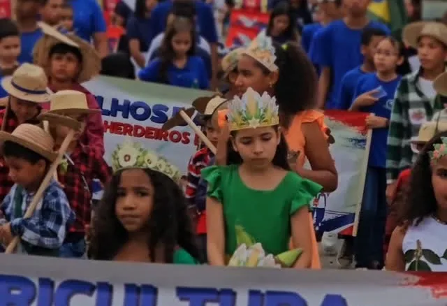 Desfile cívico reúne escolas e comunidade na região do São Jorge, em Barra da Estiva