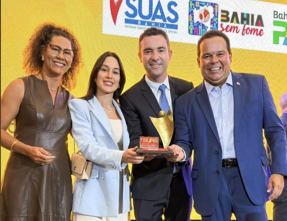 Prefeito de Brumado, Fabrício Abrantes, primeira-dama Abiara e SESOC recebem Menção Honrosa do Selo SUAS Bahia, em Salvador