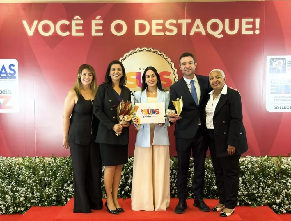 Prefeito de Brumado, Fabrício Abrantes, primeira-dama Abiara e SESOC recebem Menção Honrosa do Selo SUAS Bahia, em Salvador