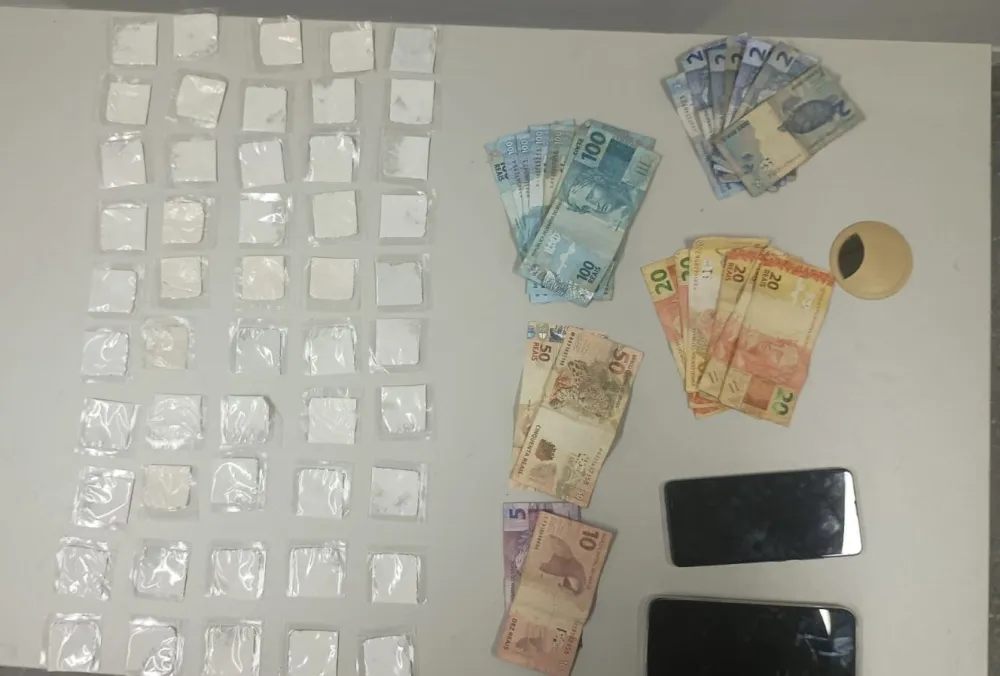 PM apreende drogas e conduz suspeito durante ação em Macaúbas