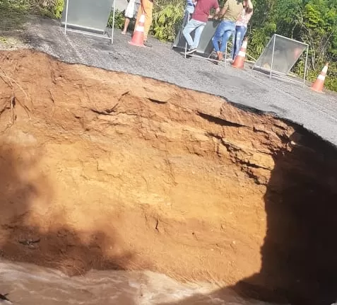 Pista em Contendas do Sincorá a sentido Maracás está interditada