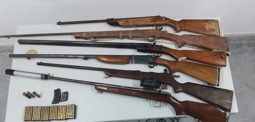 PM e Polícia Civil resgatam mulher vítima de cárcere privado e apreende armas artesanais em Macaúbas