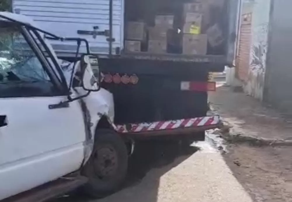 Caminhonete desce desgovernada e colide com caminhão na Avenida Coronel Santos em Brumado