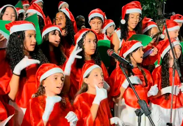 Praça Coronel Zeca Leite recebe última noite do Natal de Brumado com espetáculo das escolas municipais