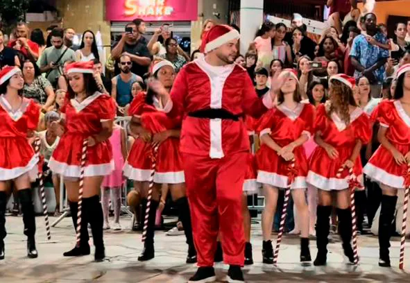 Praça Coronel Zeca Leite recebe última noite do Natal de Brumado com espetáculo das escolas municipais