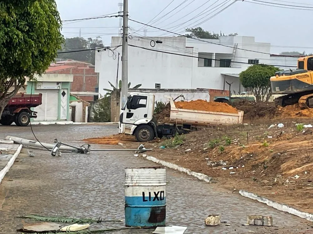 Polêmica em Aracatu: Máquinas da Prefeitura trabalham em imóvel particular