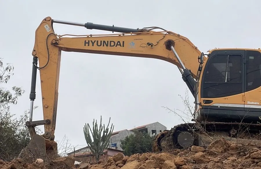 Polêmica em Aracatu: Máquinas da Prefeitura trabalham em imóvel particular