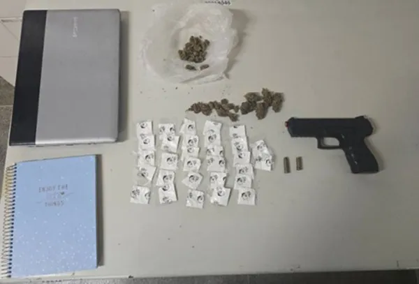 Polícia Militar prende suspeito por tráfico de drogas e apreende simulacro de arma em Guanambi