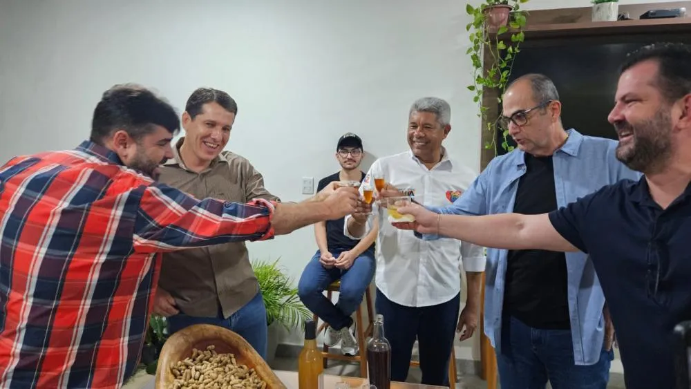 Jerônimo e Zé Coca brindam com deputados o sucesso do São João em Jequié