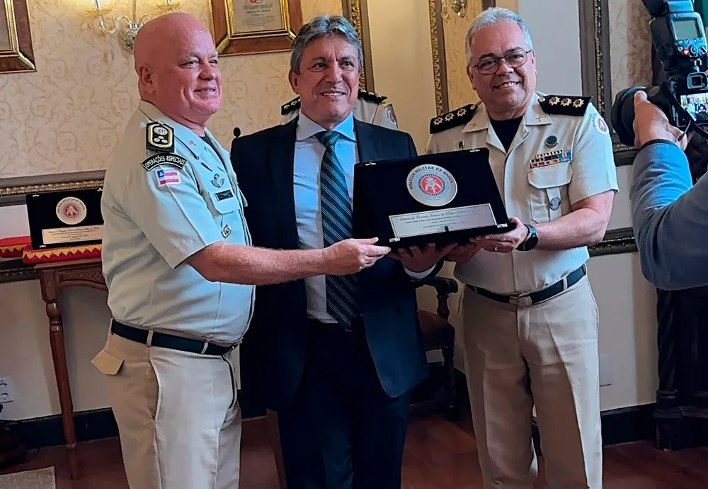 Brumadense, Conselheiro João Bonfim é agraciado com placa de reconhecimento por serviços prestados à PM-BA