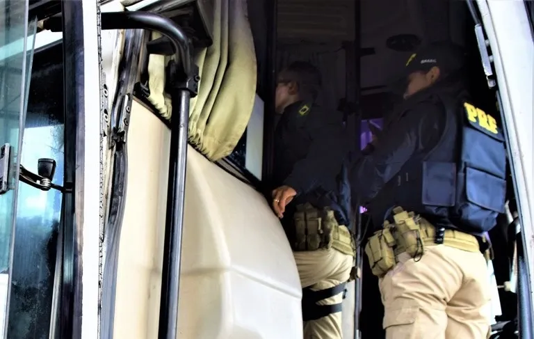 Passageiro de ônibus é detido na BR 101 por perturbação da tranquilidade alheia e injúria