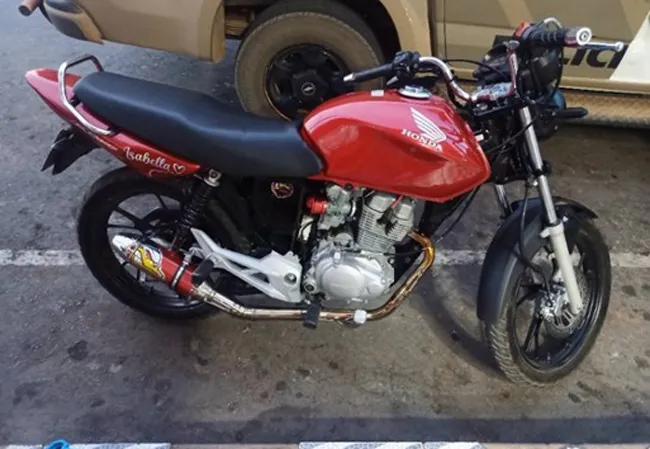 PM aborda motocicleta com irregularidades de trânsito e situação é regularizada no local em Pindaí