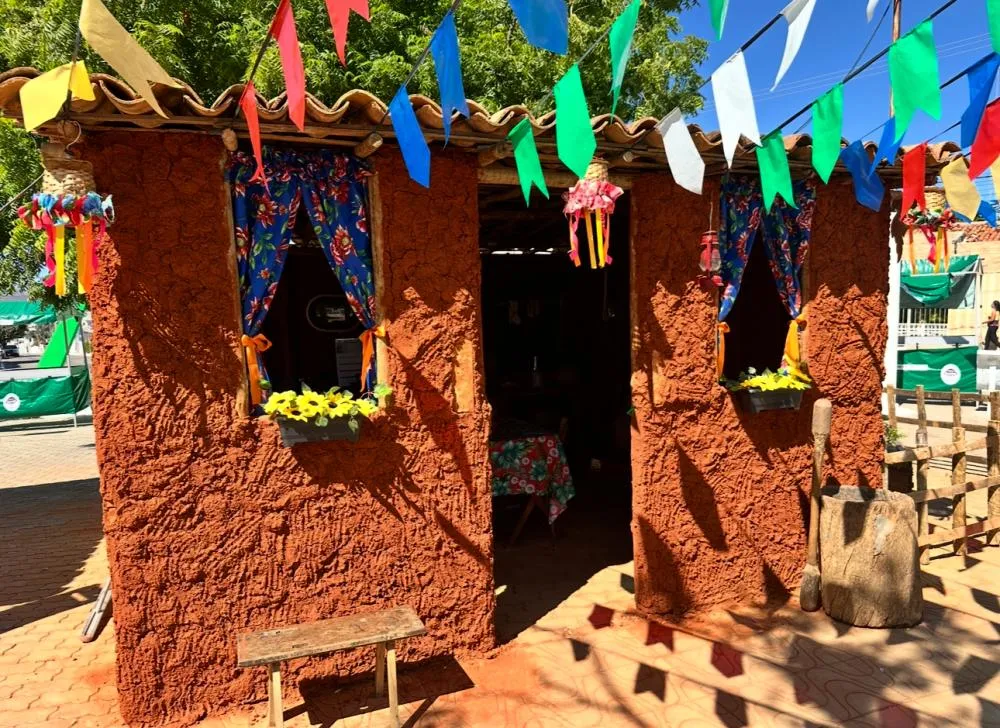 Casa de taipa encanta visitantes no Arraial Kids em Brumado