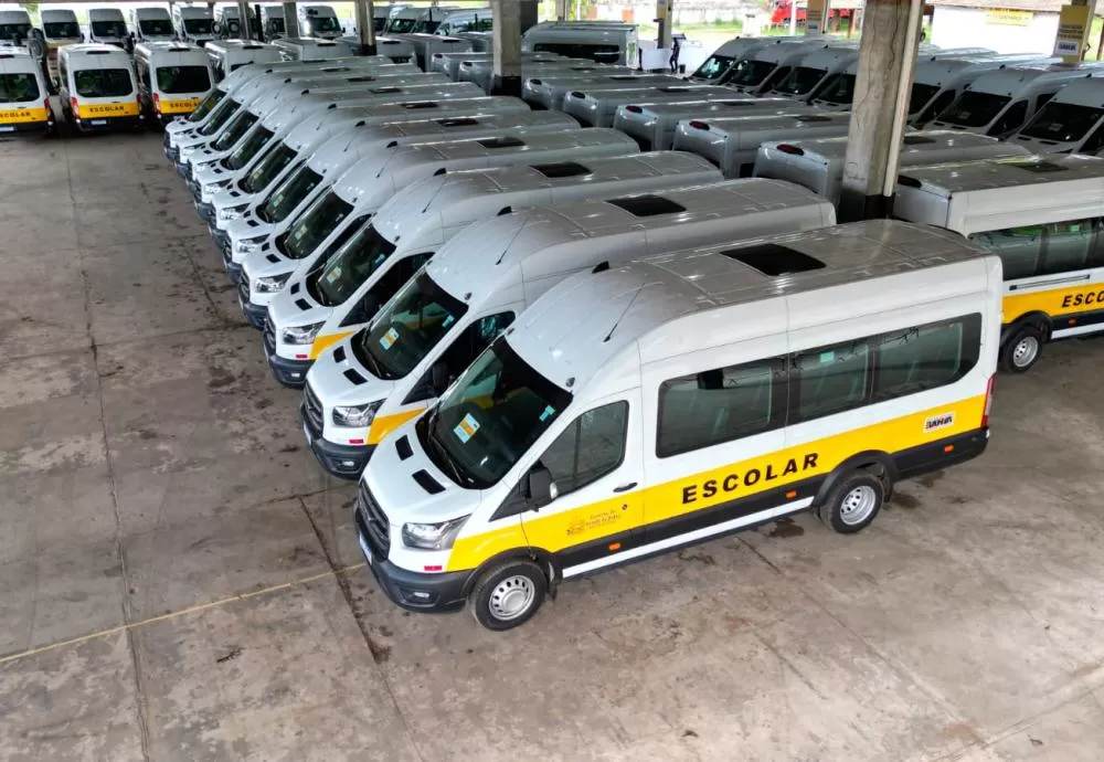 Governo do Estado entrega vans escolares que vão atender estudantes da zona rural de 54 municípios