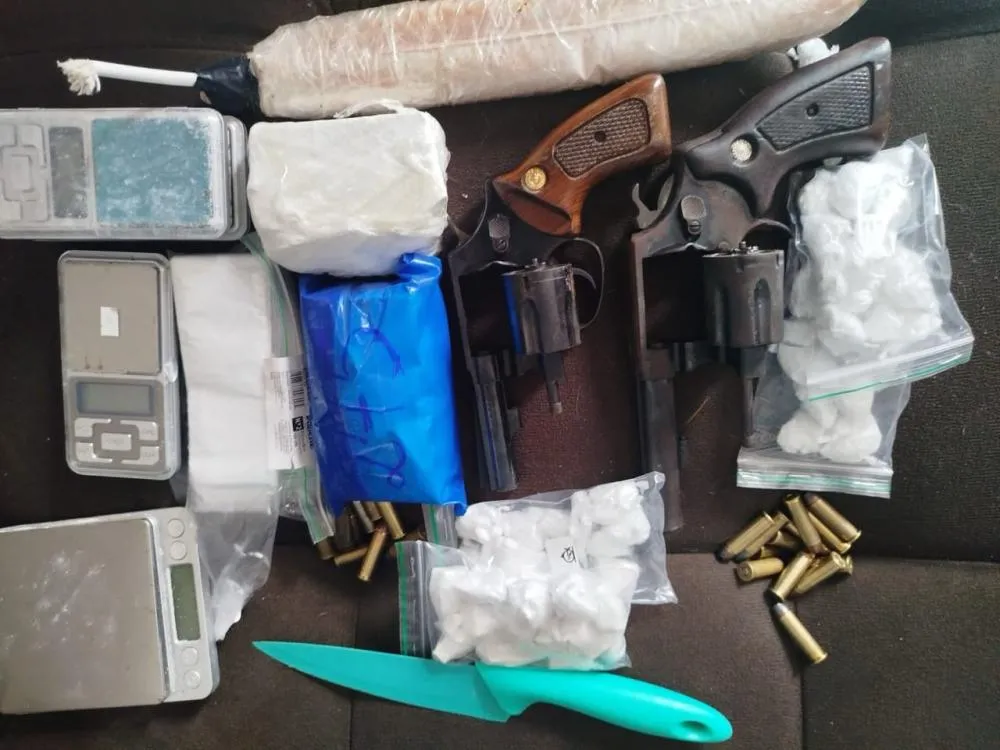 Polícia Militar apreende armas, drogas e recupera veículo roubado em Vitória da Conquista